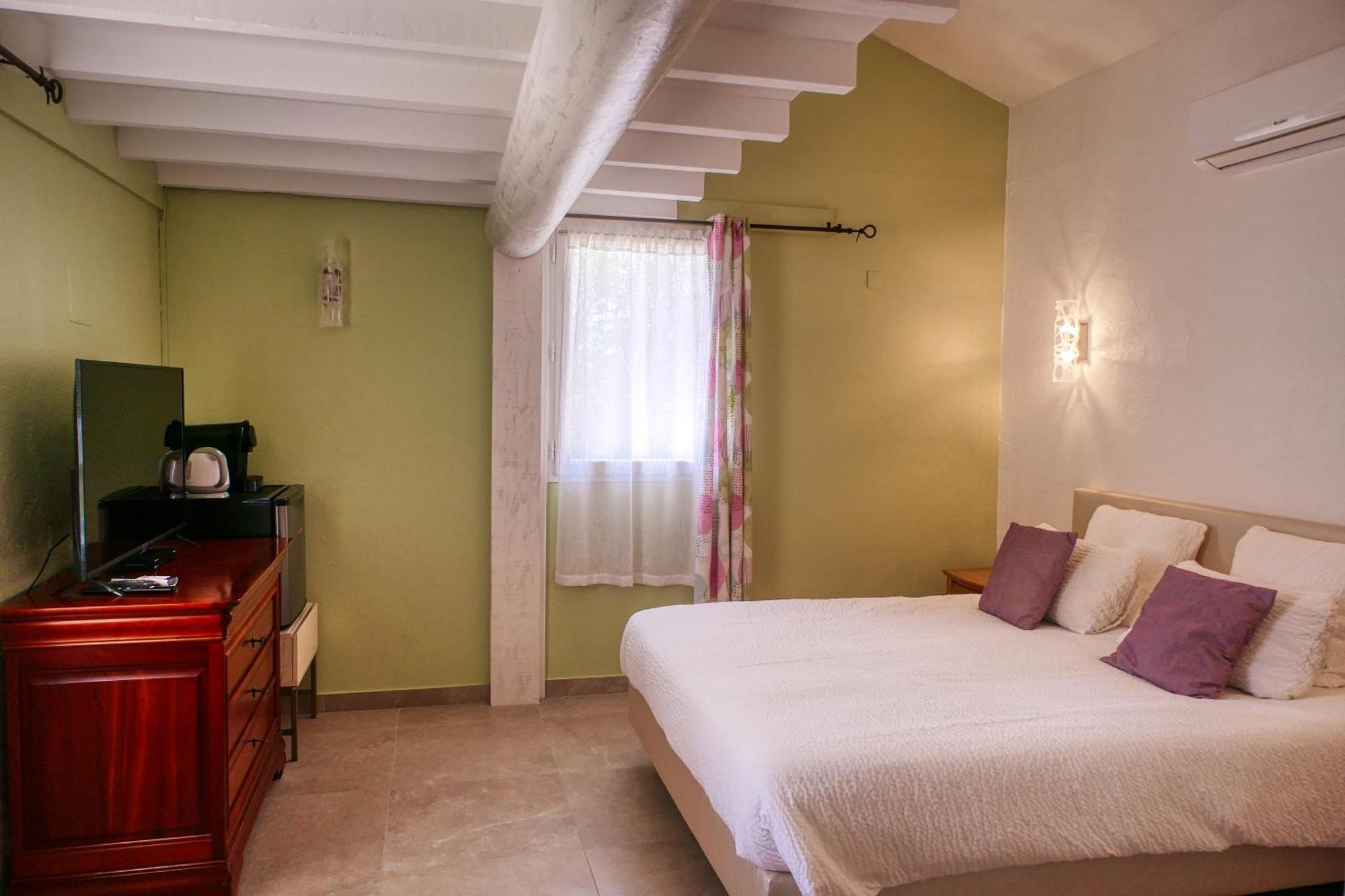 Le Hameau Fleur De Pierres , Chambre , Gite Et Table D'Hotes Murs  ภายนอก รูปภาพ